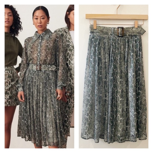 Song of StylePhoebe Midi Skirt in Green Snake